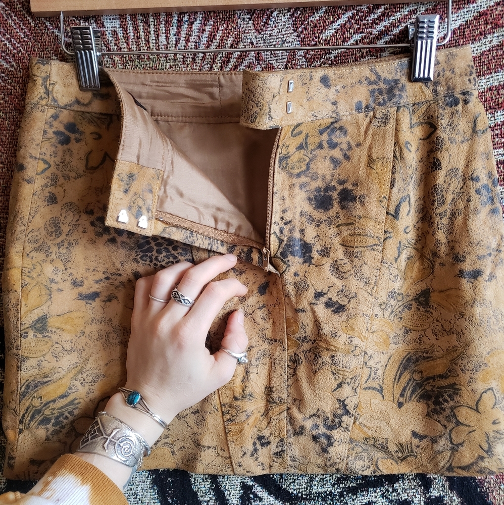 VTG genuine floral patterned leather mini skirt.